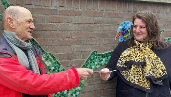 Deborah wint 25 euro met prijsvraag uit de wijkkrant!